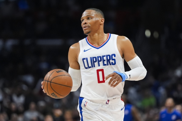 威少刷新记录：生涯扣篮次数突破652次