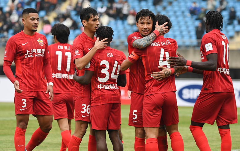 上海海港对阵深圳新鹏城：中超新贵与老牌劲旅的较量